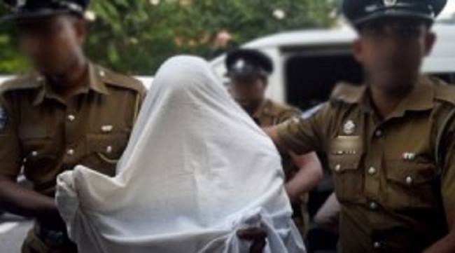 மானிப்பாயில் வாளை காட்டி அச்சுறுத்தி கொள்ளை! 8 பேர் கைது