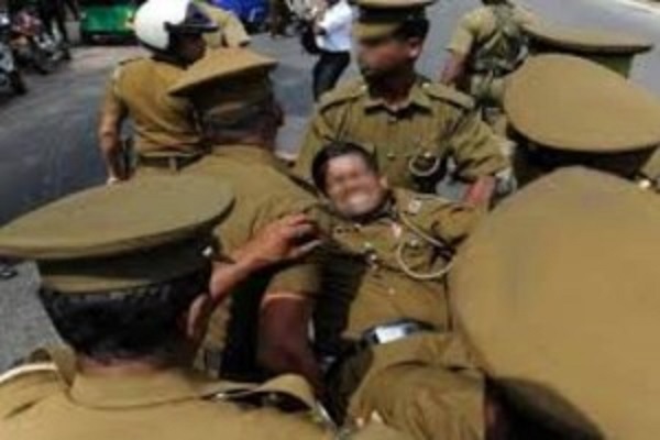 பெண் ஒருவரிடமிருந்து பாலியல் இலஞ்சம் கோரிய குற்றச்சாட்டில் பொலிஸ் அதிகாரி கைது!!