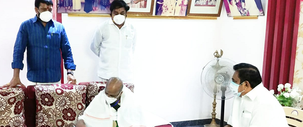 அதிமுக அவைத் தலைவர் மது சூதனனை, முதலமைச்சர் எடப்பாடி பழனிசாமி சந்தித்தது அரசியலில் பரபரப்பு!