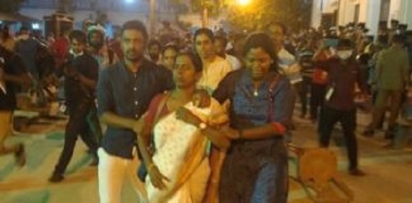 சசிகலா ரவிராஜை நேரில் சென்று சந்தித்து ஆறுதல் கூறிய தமிழ் மக்கள் தேசிய கூட்டணியின் பிரமுகர் க.அருந்தவபாலன்!