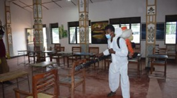 வாக்களிப்பு நிலையத்திற்கு கிருமி நாசினி தெளிப்பு!