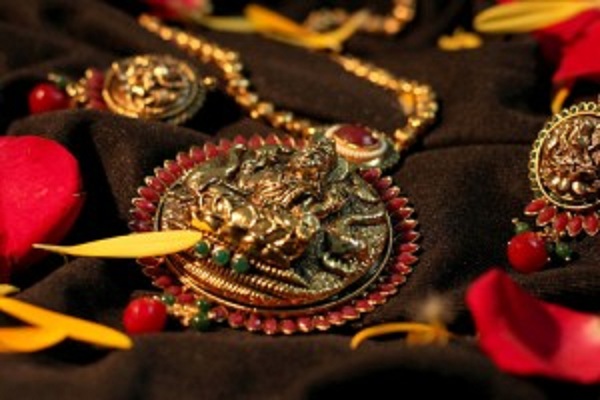 கோடிக்கணக்கான மதிப்பு கொண்ட தங்கத்தை பிரசாதமாக கொடுக்கும் விசித்திரமான கோவில்!