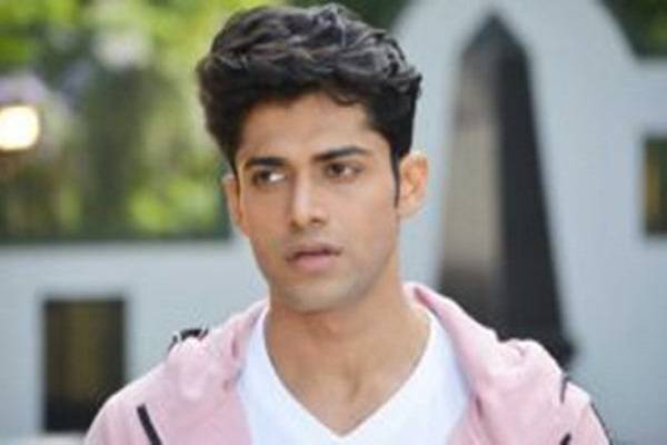 ஃபேனில் தூக்குப் போட்டு இளம் நடிகர் தற்கொலை.!!