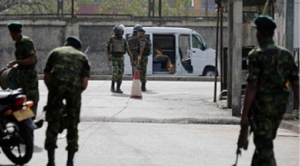 கொழும்பின் பல பாகங்களில் பெருமளவு ஆயுதங்கள்!