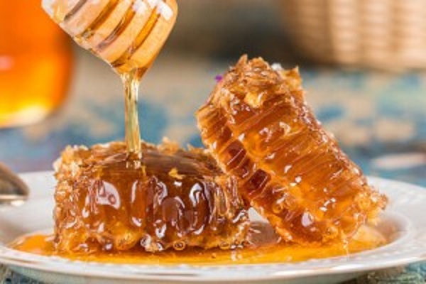 சுட சுட பாலில் தேன் கலந்து குடிக்கிறது எவ்வளவு ஆபத்து தெரியுமா?