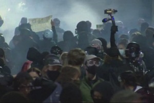 கலவரபூமியாகும் அமெரிக்கா…காரணம் என்ன ??