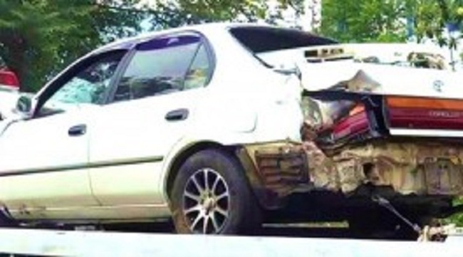 கார் பள்ளத்தில் விழுந்து விபத்துக்குள்ளானதில் 5 பேர் படுகாயம்