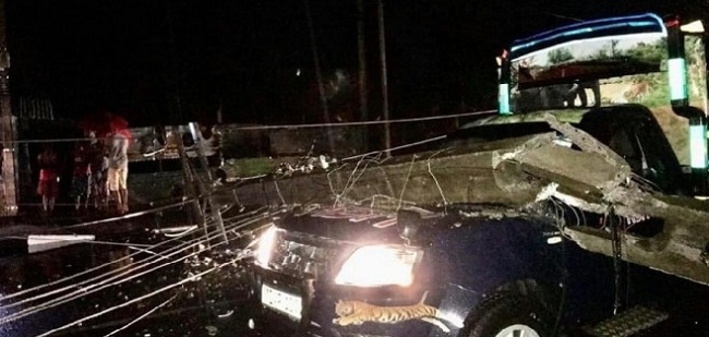 திடீரென விழுந்த மின் கம்பம் – தெய்வாதீனமாக உயிர் தப்பிய பயணிகள்… முக்கிய செய்தி…