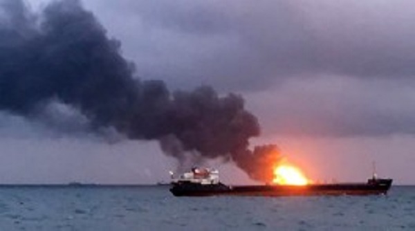 திடீரென இரண்டு முறை வெடித்த தீ பற்றி எரிந்த ரஷ்ய டேங்கர் கப்பல்..!!