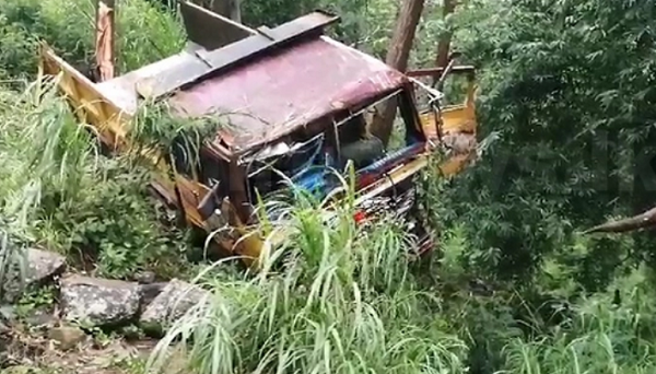 டிப்பர் ரக பாரவூர்தி ஒன்று வீதியை விட்டு விலகி பள்ளத்தில் வீழ்ந்து விபத்து!