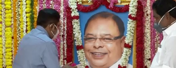 மறைந்த அமமுக பொருளாளர் வெற்றிவேல் உருவப்படத்திற்கு தினகரன் மலர்தூவி அஞ்சலி!