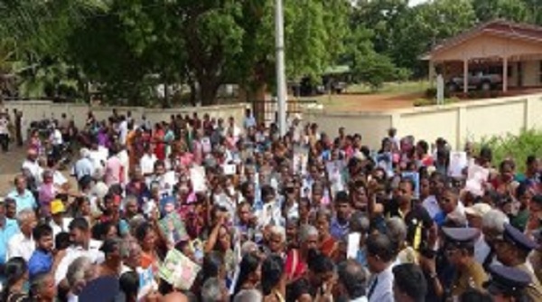 சர்வதேச சிறுவர் தினத்தை முன்னிட்டு யாழ்ப்பாணத்தில் பேரணி!!