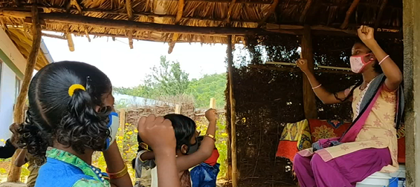 தனக்குத் தானே உருவாக்கிய வகுப்பறை: பள்ளி மாணவியின் அசத்தல் முயற்சி!