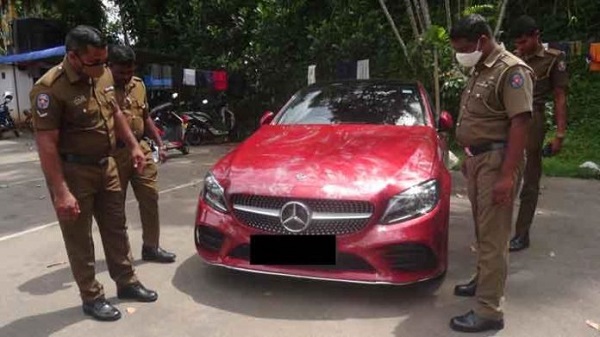 மனைவி காசு கொடுக்கவில்லையென காரின் முன் பாய்ந்து தற்கொலை செய்த கணவன்!