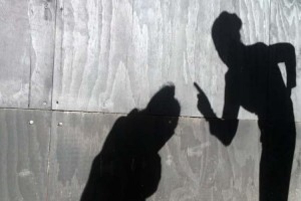 தாயிடம் ஏற்பட்ட வாக்குவாதத்தில் வீட்டைவிட்டு கிளம்பிய சிறுமி… !!