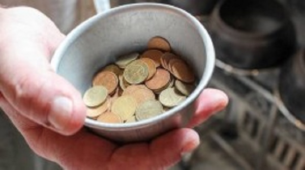 வெளிநாட்டில் பிச்சை எடுத்து வந்த பெண்ணிண் வங்கிக் கணக்கில் இருந்த தொகை!