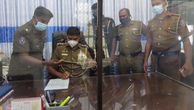 வயோதிப பெண்ணின் மாலை பறிப்பு-இருவர் கைது