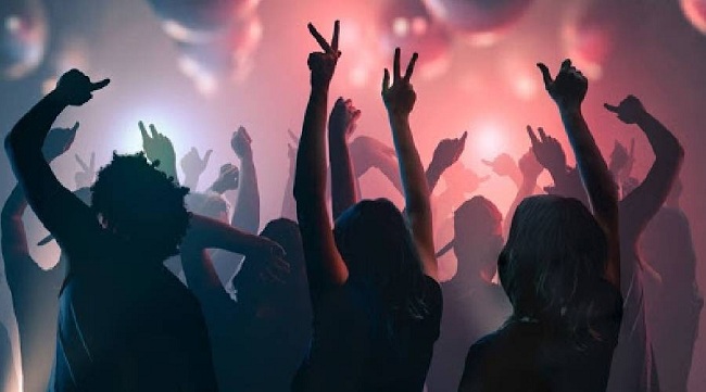 தனக்கு கொரோனா இருப்பது தெரிந்தும் பார்ட்டிக்கு சென்ற இளம்பெண்!  நேர்ந்த விபரீதம்