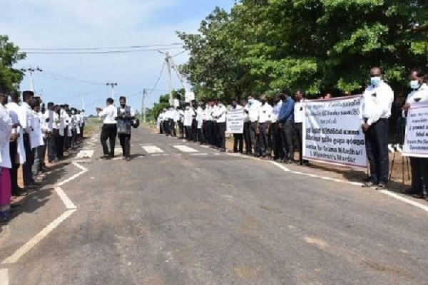 படுகொலை செய்யப்பட்ட கிராம அலுவலருக்கு நீதி கோரி போராட்டம்!