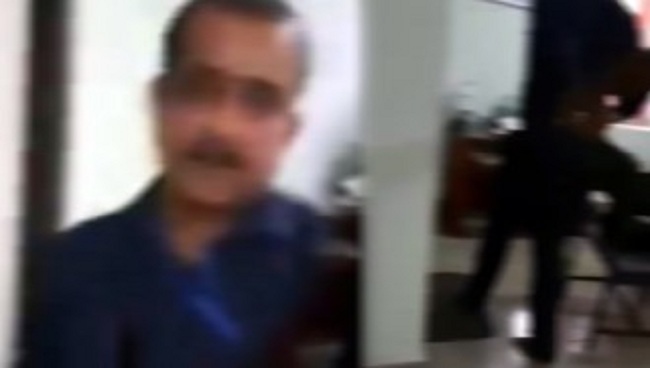 பெண் அரசாங்க ஊழியர் மீது கடுமையாக தாக்குதல் மேற்கொண்ட உயர் அதிகாரி.. வெளியான வீடியோ..