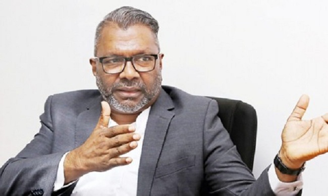 கோட்டாபயவிடம் அதிகாரம் குவிந்திருப்பதற்கு உடந்தையாக இருந்தவர் சுரேன்