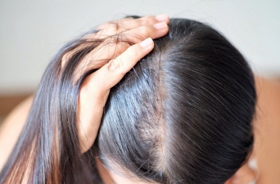 முடி ரொம்ப கொத்து கொத்த கொட்டுதா? ஷாம்புல இந்த ஒரே ஒரு பொருளை கலந்து தேய்ங்க!