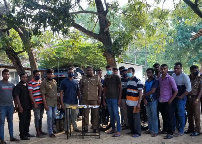 யாழ்ப்பாணத்தில் புரவிப்புயலை சாட்டாக வைத்து கொள்ளோயடித்த கும்பலில் இருவர் கைது!!