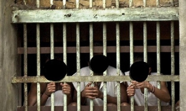 வீரியமான மாத்திரைகளை எடுத்துக்கொண்டு தன்னைத்தானே வெட்டிக்கொள்ளும் கைதிகள்!