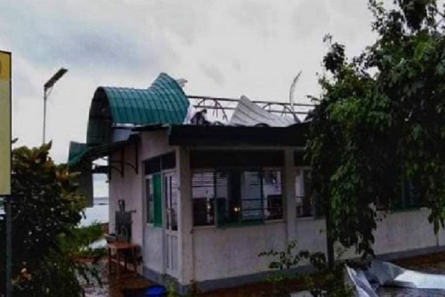 புரவி புயல்; தூக்கிவீசப்பட்ட அம்மாச்சி உணவக மேற்கூரைகள்!