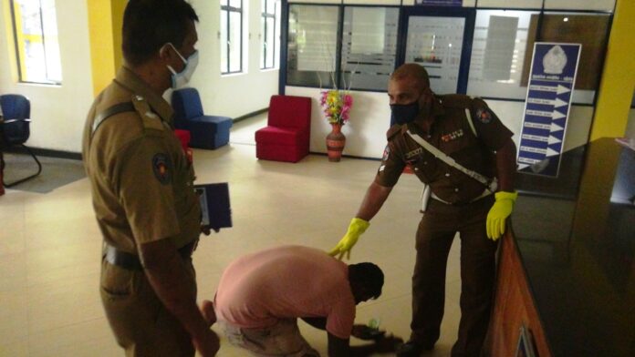 பொலிசாரின் காலில் விழுந்து கதறிய இளைஞன்…. முக்கிய தகவல்