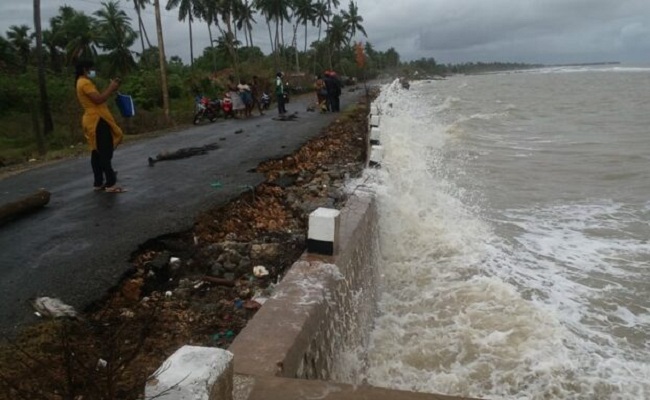 பருத்தித்துறை- வல்வெட்டித்துறை வீதியை துண்டாடிய கடலலைகள்