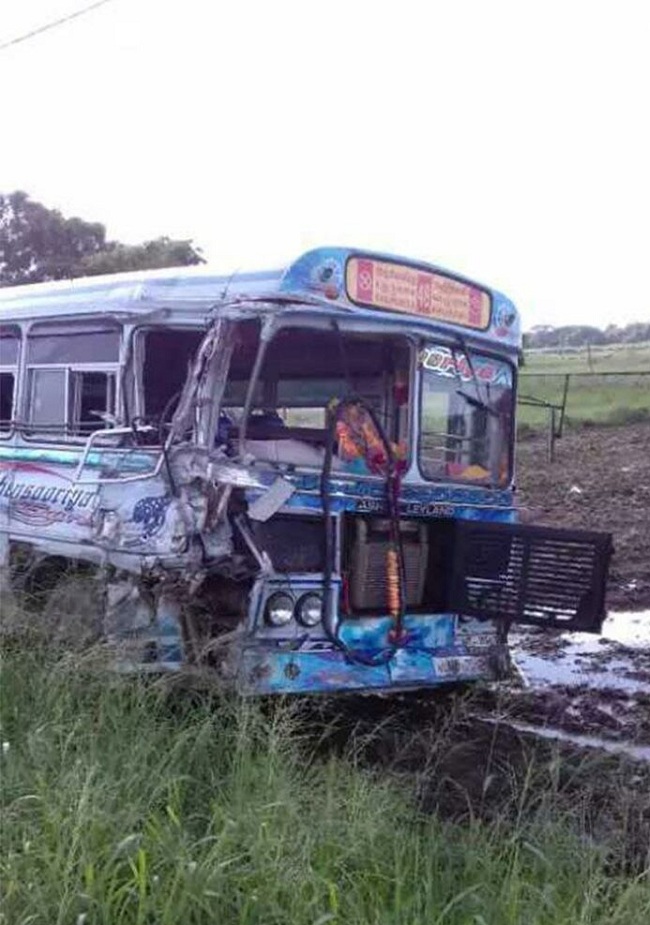 கொரோனா நோயாளிகளை ஏற்றி வந்த பேருந்து விபத்து!