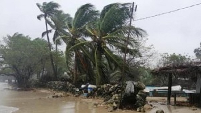 யாழ்ப்பாணத்தைப் புரட்டிப் போட்ட புரெவி புயல் – மூவரைக் காணவில்லை…..