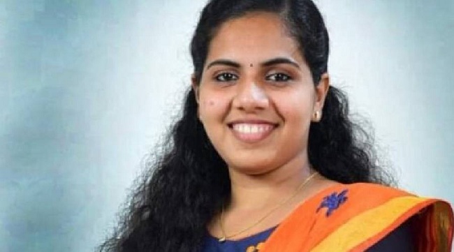 21 வயதில் மாநகர முதல்வரான கல்லூரி மாணவி…