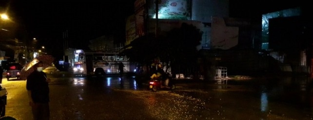 யாழ்ப்பாணத்தில் இரவிரவாக கொட்டித்தீர்க்கும் மழை – வெள்ளத்தில் மிதக்கும் கிராமங்கள்