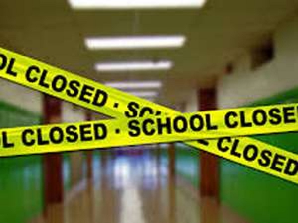 திடீரென பூட்டப்பட்ட பாடசாலை