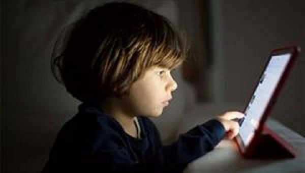 இணைய வழி வகுப்புகளில் சிறிய கைபேசிகளை பாவிப்பதன் மூலம் கண் பாதிக்கப்படலாம் – வைத்தியர் சி.யமுனாநந்தா