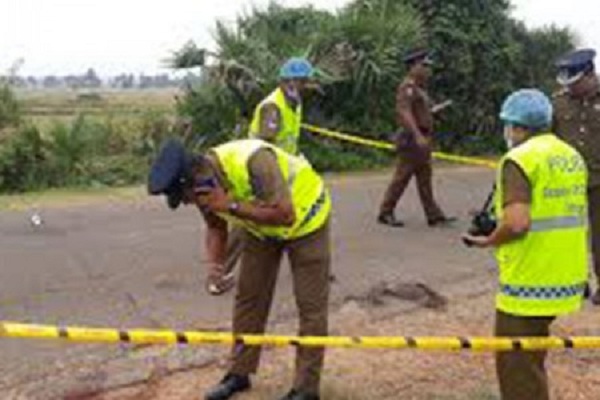 முழங்காவில் பகுதியில் கூரிய ஆயுதத்தால் தாக்கப்பட்டு நபரொருவர் கொலை!!