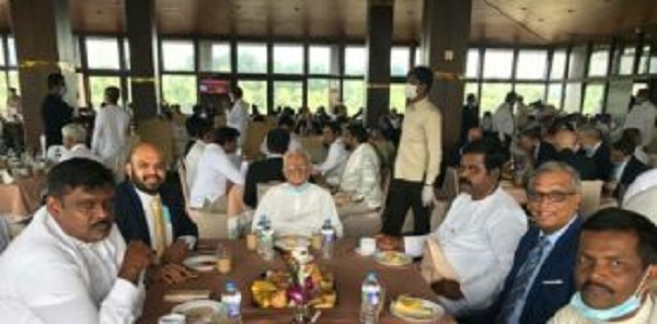 வெளியில் தலைகாட்டவே முடியவில்லை- சிறிதரன் வேதனை: கொறடா பேச்சு வந்ததும் கூட்டத்தை விட்டு ‘எஸ்கேப்’!