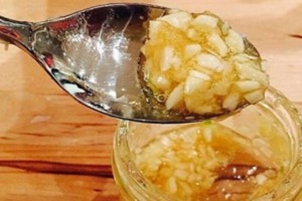 7 நாட்கள் தேனுடன் பச்சை பூண்டை சேர்த்து சாப்பிட்டால் நடக்கும் அதிசயம்..!!