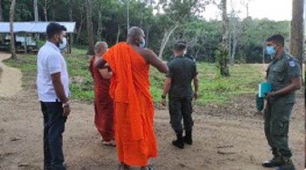 குருந்தூர் மலையினை படை அதிகாரிகளுடன் சென்று பார்வையிட்ட மெதகொட அபயதிஸ்ஸ தேரர்