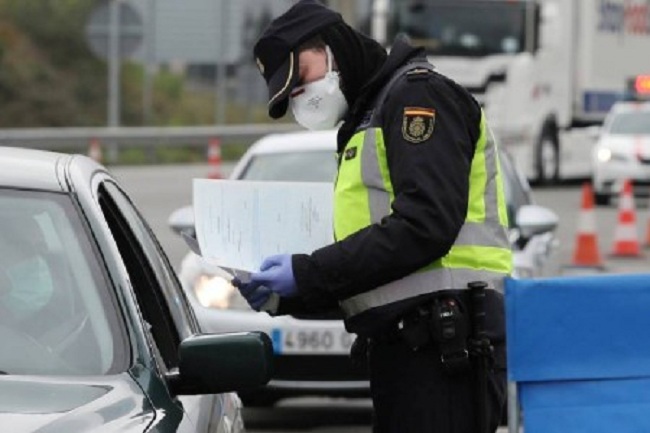 லண்டனில் கட்டுப்பாட்டை மீறி வெளியே சென்று பொலிஸாரிடம் மாட்டிய தமிழ் குடும்பம்!