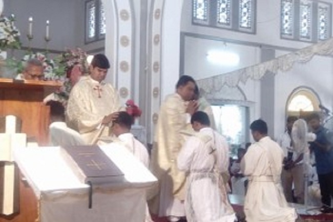 தேவாலயத்தின் அருட் தந்தை உட்பட பலர் தனிமைப்படுத்தலில்!