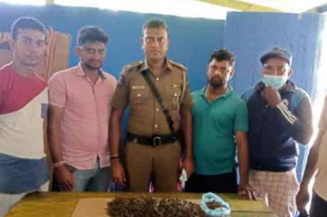 முச்சக்கர வண்டியில் சட்டவிரோதமாக மர்மபொருளை கடத்திச் சென்ற 3 பேர் கைது !