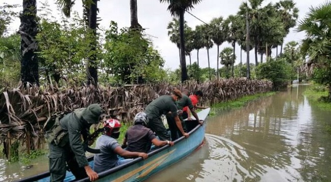 கிளிநொச்சியில் வெள்ளத்தினால் 235 குடும்பங்களைச் சேர்ந்த 745 பேர் பாதிப்பு