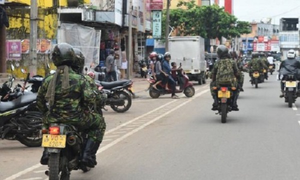 முடங்கியது வவுனியா பசார் வீதி!