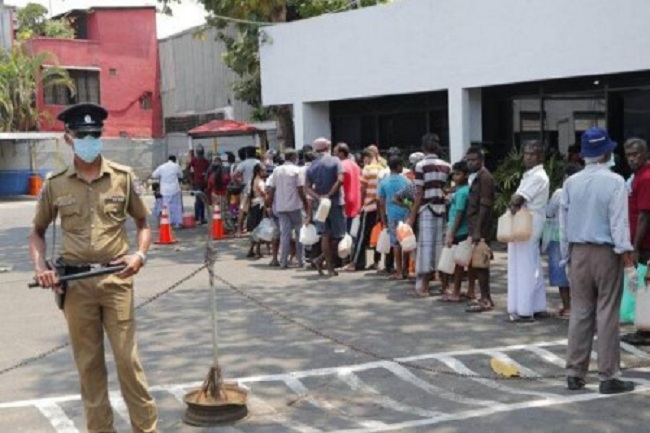 மட்டக்களப்பில் பொலிஸ் அதிகாரி – வங்கி ஊழியர்கள் உட்பட 25 பேருக்கு கொரோனா…..!!