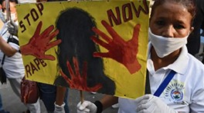 புதர்களுக்கு இடையே கேட்ட அழுகுரல்… உயிருடன் புதைக்கப்பட்டிருந்த சிறுமி!