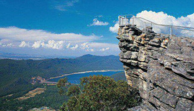 600 அடி உயரத்தில் காதல் நிச்சயதார்த்தத்தில் விபரீதம்: தவறி விழுந்த காதலி