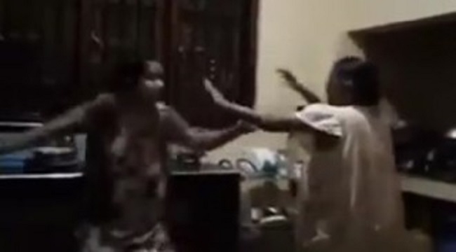 பிரபல பாடசாலை ஒன்றின் ஆசிரியை தாயாரை கடுமையாக தாக்கும் காட்சிகள்